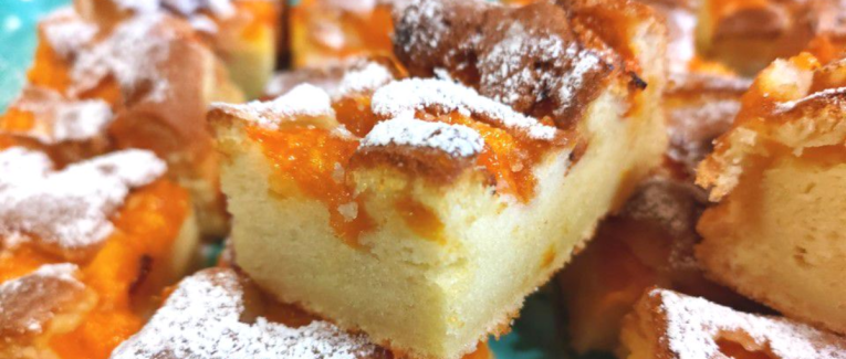 Gâteau au yaourt et aux abricots - Recette en vidéo