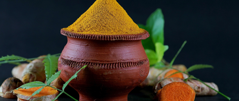 Le curcuma : entre super-aliment et complément à risque
