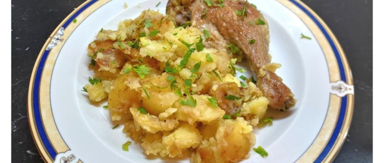 Cuisses et manchons de canard avec de l'écrasée de pommes de terre à l'ail