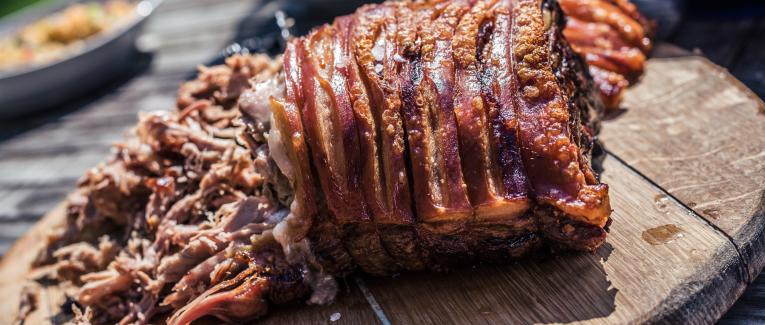 Côtes de porc grillées au mélange curcuma-poivres et sirop d'érable