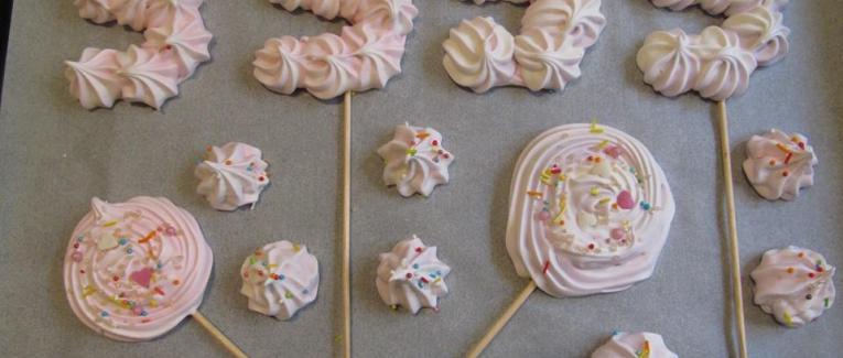 Décors en meringue pour des gâteaux d'anniversaire