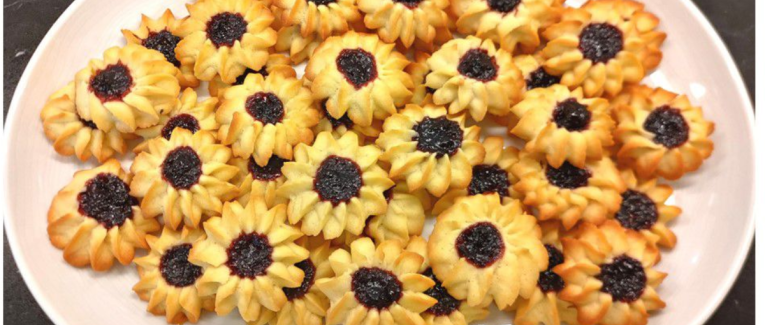 Biscuits sablés pochés en forme de fleurs (Kourabié de Bakou) - Recette en vidéo