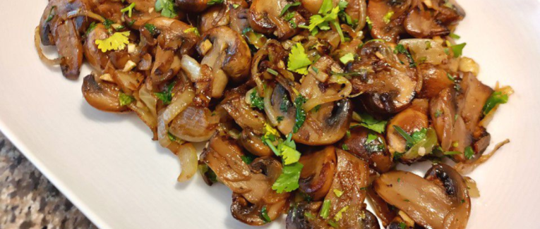 Champignons sautés à l'oignon et à l'ail - Recette en vidéo
