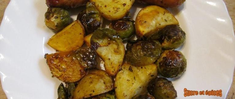 Saucisses de Toulouse au four avec des pommes de terre et des choux de Bruxelles