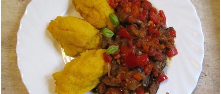 Ragoût d'aubergines et poivrons à la polenta