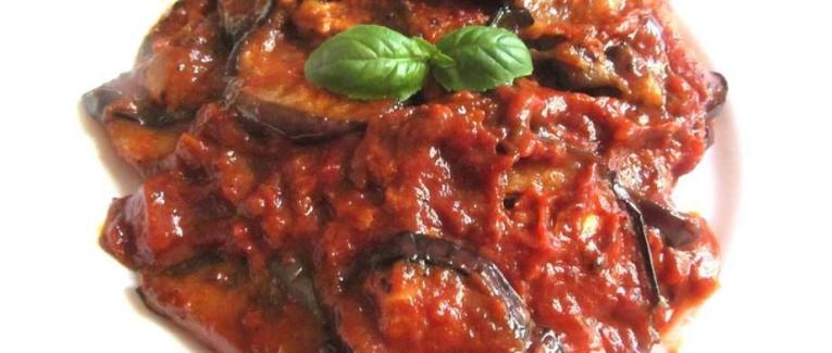 Aubergines grillées en sauce tomates
