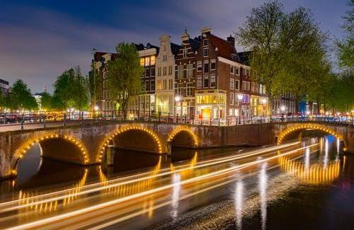 UN PONT DE LUMIERE