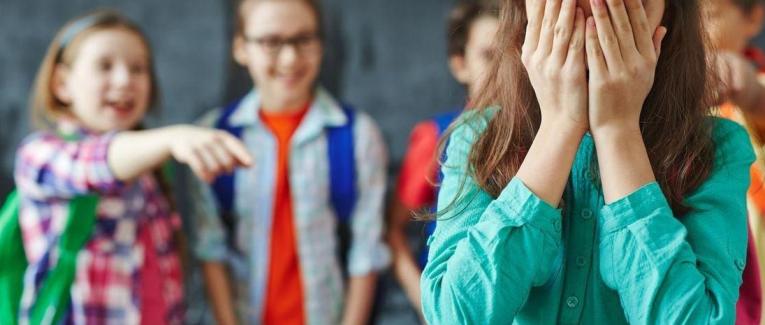 La Réponse de Super-Harcelé, pièce sur le harcèlement scolaire