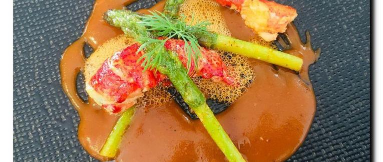 Homard poêlé au beurre moussant et sa bisque, asperges croquantes.