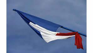 Faut-il mettre en berne* notre drapeau pour célébrer le souvenir d'un dignitaire étranger ?