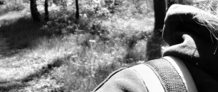 Rester caché dans la lumière. Briller dans l'obscurité.