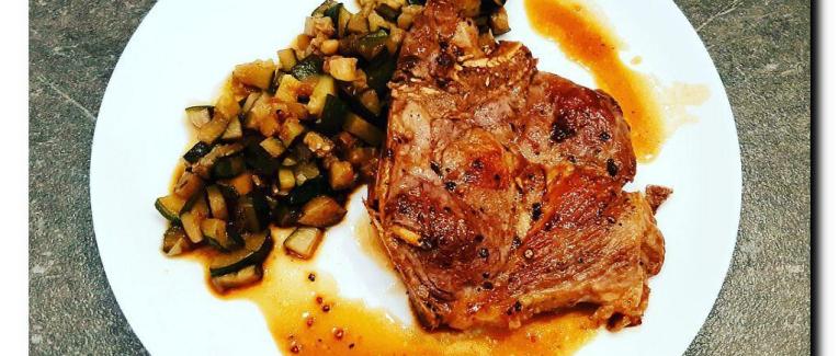 Côtelettes de porc sauce pimentée au soja et brunoise de courgette