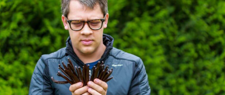 Pourquoi la Vanille est Si Chère ? Voyage au Cœur de sa Production Artisanale et d'un Processus Long.