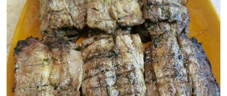 Filets de sardines grillés au citron, vinaigre balsamique et herbes