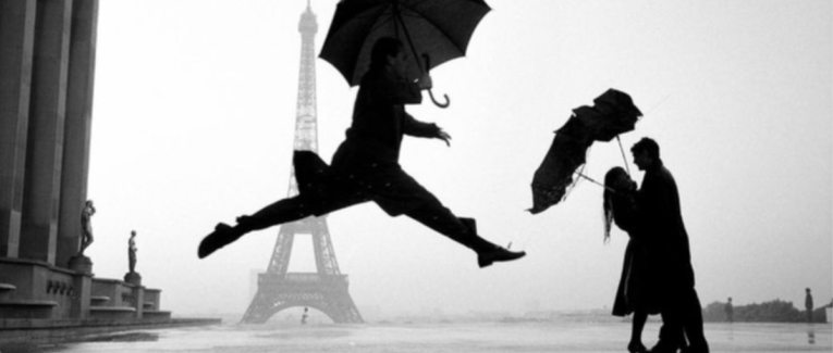 Baiser devant la Tour Eiffel