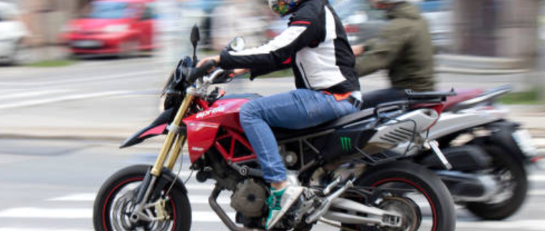 Les motards défendu dans e Figaro
