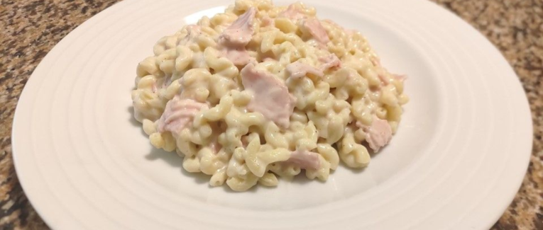 Coquillettes en sauce au jambon et au fromage