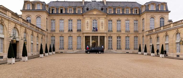 Branle-bas de combat à Droite, à Gauche et au Centre, le monde politique désorienté ; Ménard invite Zemmour et Le Pen à dîner et après-tout, ensemble à Béziers !
