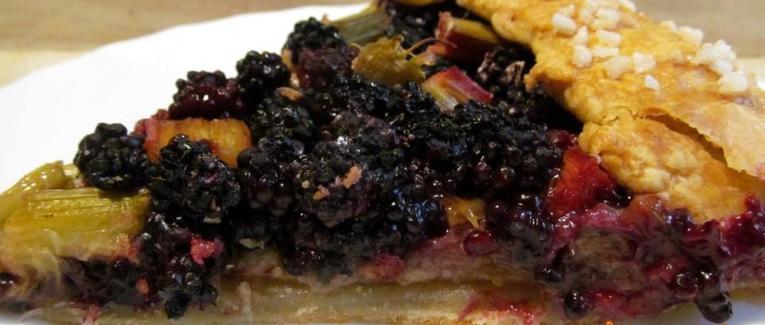 Tarte rustique mûres-rhubarbe