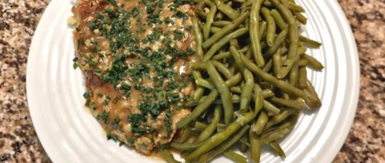 Escalopes de dinde panées à la ciboulette, en sauce au vin blanc