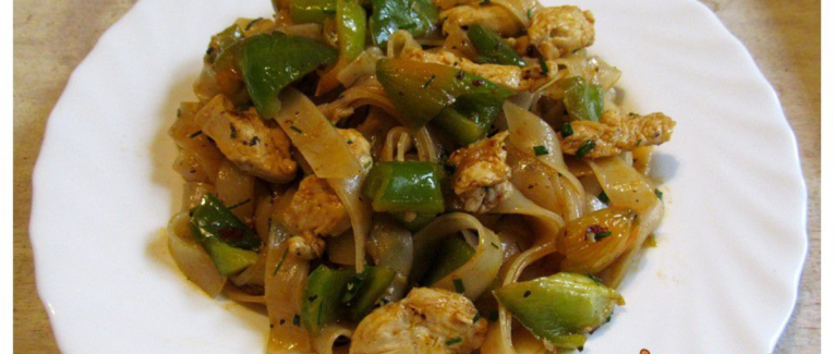 Nouilles thaïlandaises au poulet et au poivron