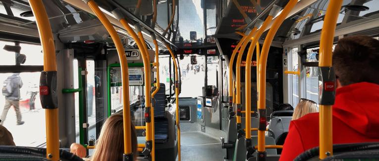 Ülünk a buszon