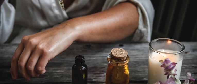 L’huile de ricin pour vos cheveux et ongles : conseils et astuces