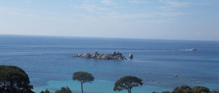 Entre terre et mer : une île de toute beauté