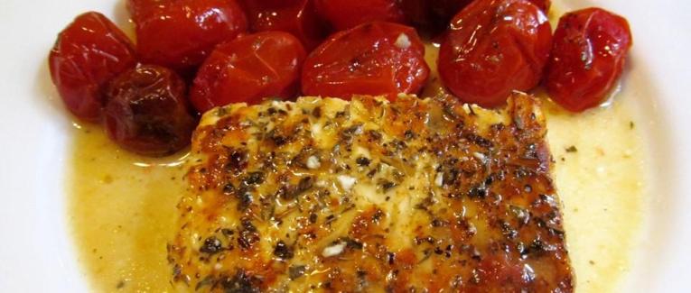 Feta grillée avec des tomates cerises