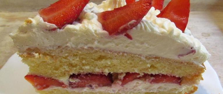 Gâteau facile aux fraises et à la chantilly