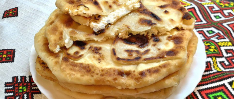 Pains au fromage frais cuits à la poêle (Placinte cu branza) - Recette en vidéo