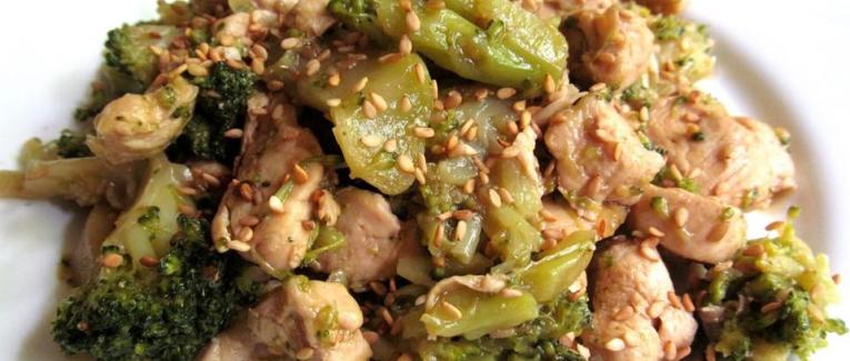 Poulet et brocoli sautés au sésame