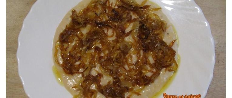 Purée de haricots blancs avec des oignons grillés - Fasole facaluita (vegan)