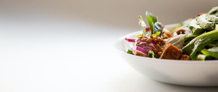 Salade à la viande grillée, au poivron et à l'orange