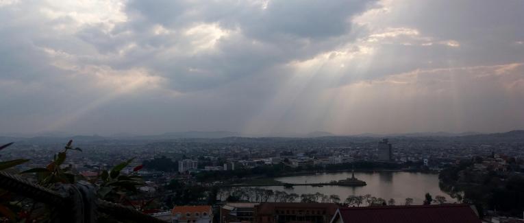 Aza maty! [Ne meurs pas!]