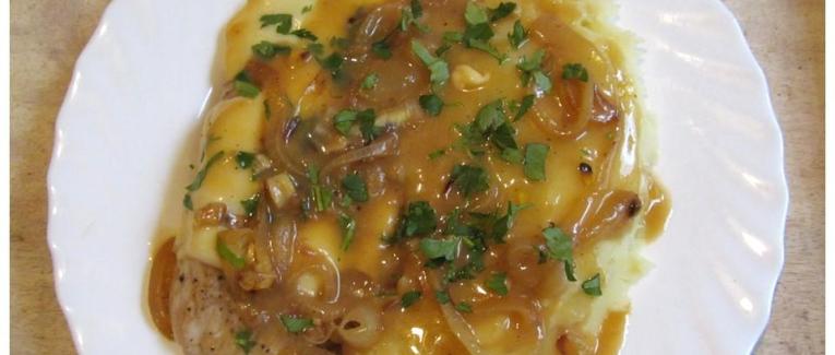 Escalopes de porc aux oignons et fromage