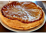 Galette des rois au chocolat et pâte feuilletée maison.