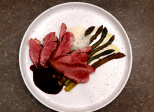 Aiguillettes de canard asperges poêlées et jus corsé.