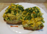 Tartines avocat-oeufs brouillés