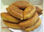Beignets au fromage frais avec des fanes d'oignons nouveaux (Pateuri ou Pirojki)