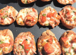 Crostini tomates, allumettes de jambon et mozzarella - Recette en vidéo