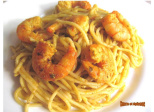 Spaghetti aux crevettes, sauce au yaourt et épices