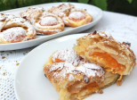 Feuilletés aux abricots à la crème pâtissière - Recette en vidéo