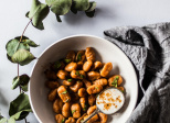 Gnocchi de pommes de terre gratinés en sauce tomates