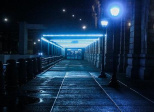 Enfermée dans une salle d’attente de gare