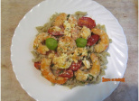 Pâtes avec des crevettes aux tomates cerises, feta et ail