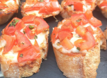 Crostini tomates mozarrella au pesto rosso - Recette en vidéo 