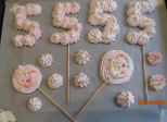 Décors en meringue pour des gâteaux d'anniversaire