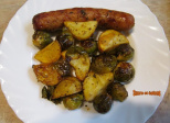 Saucisses de Toulouse au four avec des pommes de terre et des choux de Bruxelles