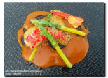 Homard poêlé au beurre moussant et sa bisque, asperges croquantes.